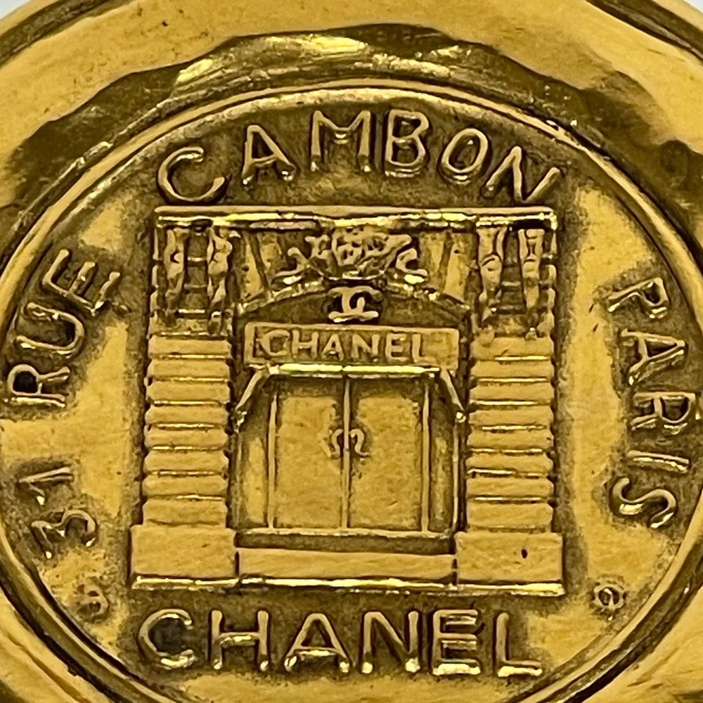 CHANEL 31 RUE CAMBON Gold Tone Round Brooch - Picture 2 of 8